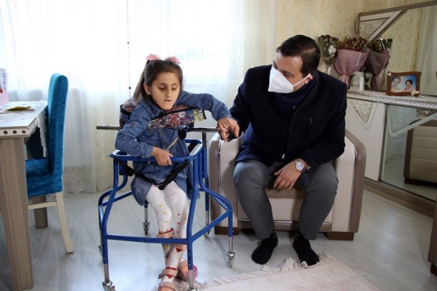 Foto - 7 yaşındaki engelli kız, yürüme robotuna kavuştu