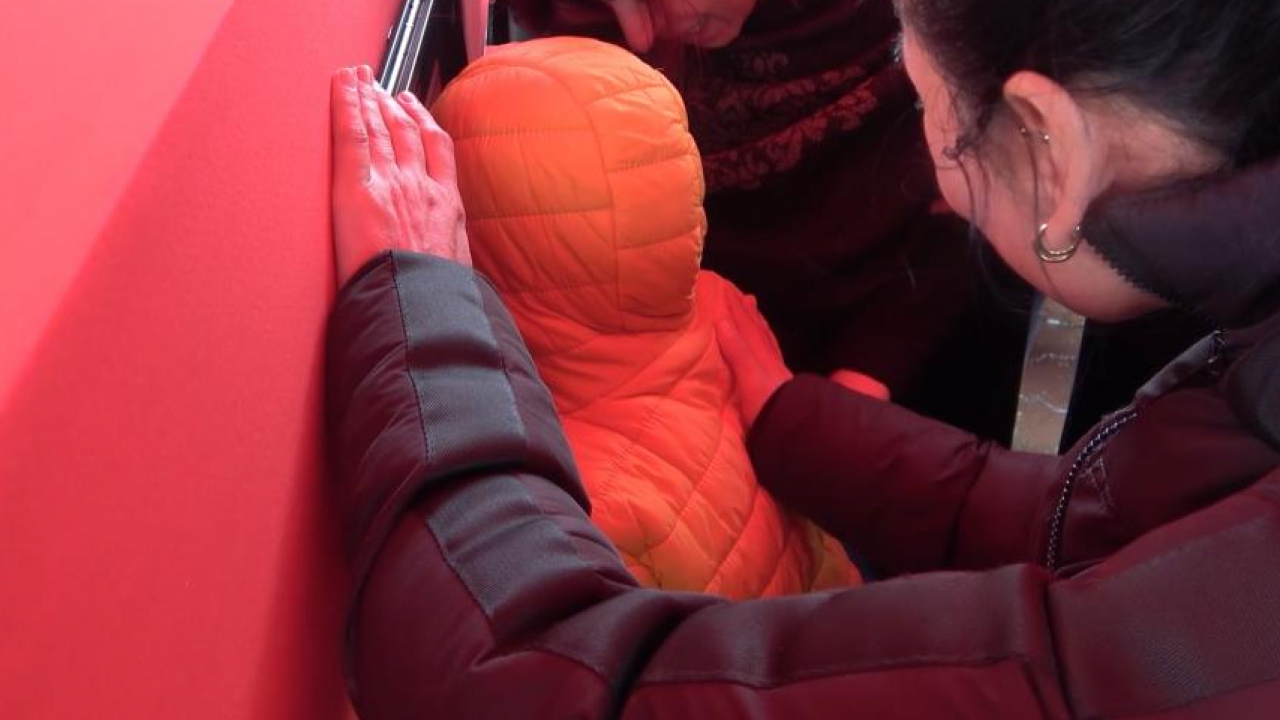 7 yaşındaki İdris Bartu'nun acı vedası: Şehit babaya son dokunuş