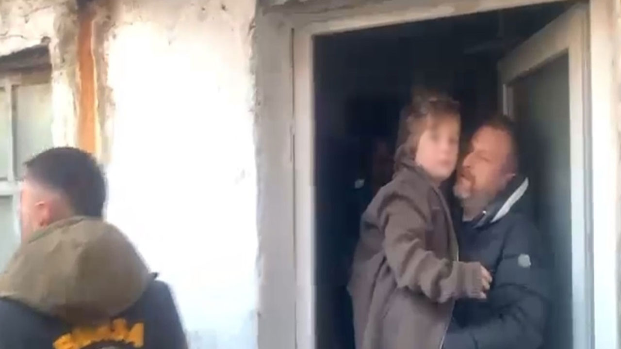 7 yıl boyunca çöp evde tutulmuştu! Nazar kız kardeşiyle ilk kez sarıldı
