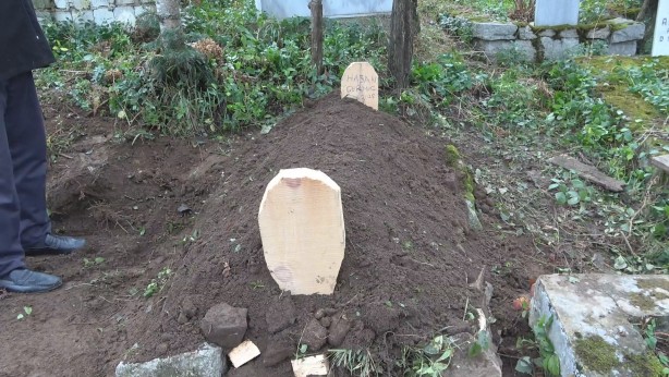 Foto - 7 yıl önce ölen adamın kafatası ve kemikleri defnedildi