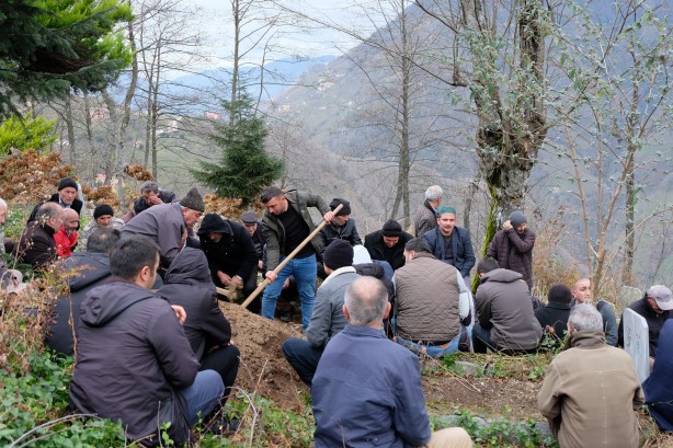 Foto - 7 yıl önce ölen adamın kafatası ve kemikleri defnedildi