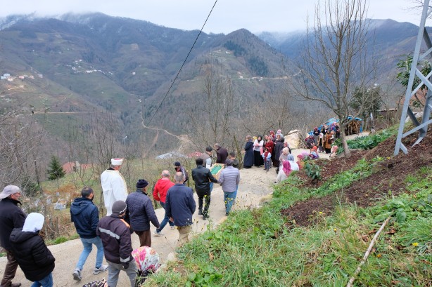 Foto - 7 yıl önce ölen adamın kafatası ve kemikleri defnedildi