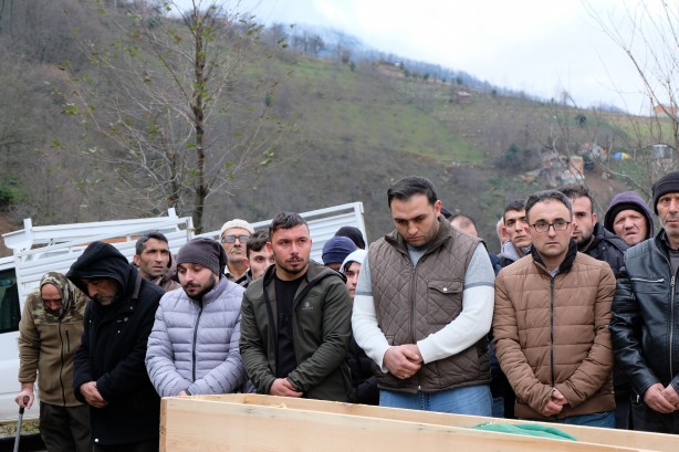 Foto - 7 yıl önce ölen adamın kafatası ve kemikleri defnedildi