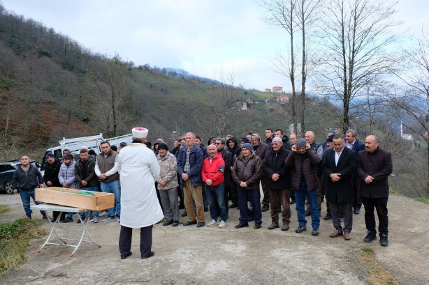 Foto - 7 yıl önce ölen adamın kafatası ve kemikleri defnedildi