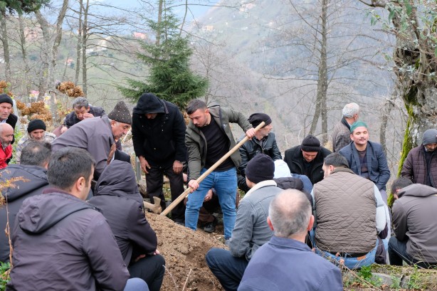 Foto - 7 yıl önce ölen adamın kafatası ve kemikleri defnedildi