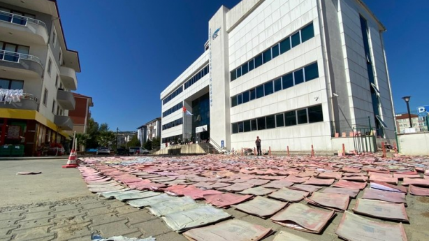 Foto - 70 bin kişinin SGK dosyası sokağa serildi