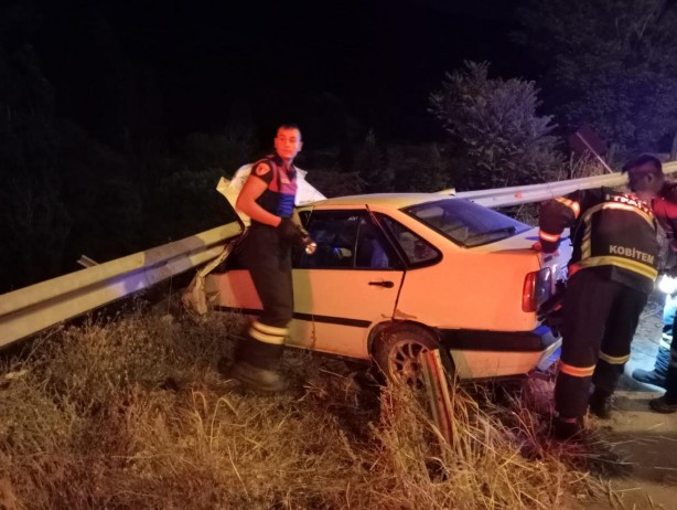 70 metrelik uçurumdan bariyerler kurtardı: 2 yaralı