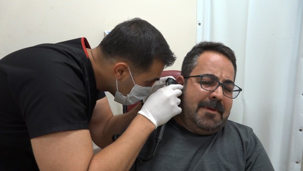 Foto - 70 yaşındaki kadının kulağında hareket eden kene görüldü