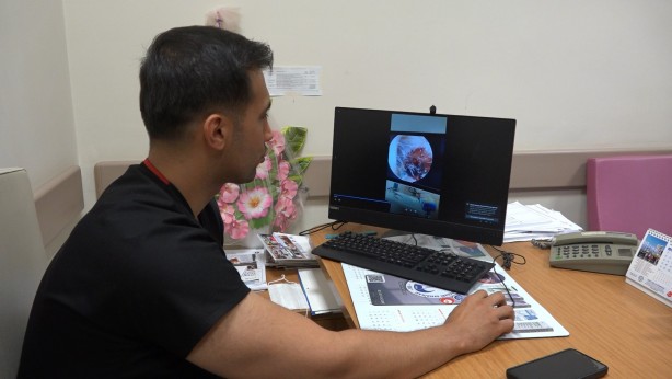 Foto - 70 yaşındaki kadının kulağında hareket eden kene görüldü