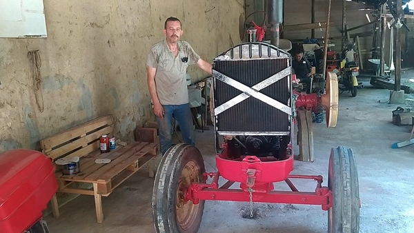 70 yıllık hurda traktörü 2 ayda yeniledi