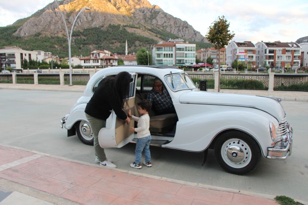 Foto - Türkiye'de eşi benzeri yok! 70 yıllık otomobile gelen teklif dudak uçuklattı