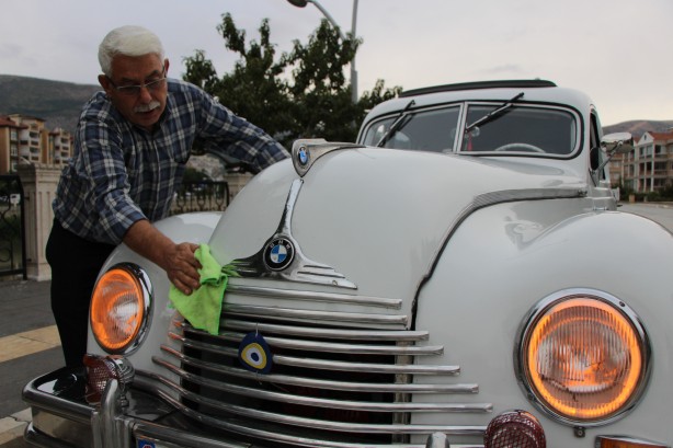 Foto - Türkiye'de eşi benzeri yok! 70 yıllık otomobile gelen teklif dudak uçuklattı