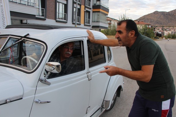 Foto - Türkiye'de eşi benzeri yok! 70 yıllık otomobile gelen teklif dudak uçuklattı