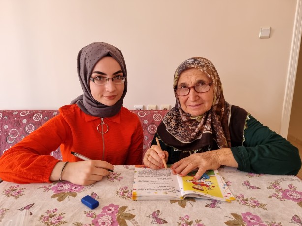 72 Yaşındaki Ayşe Nine'nin gençlere örnek olacak azmi!