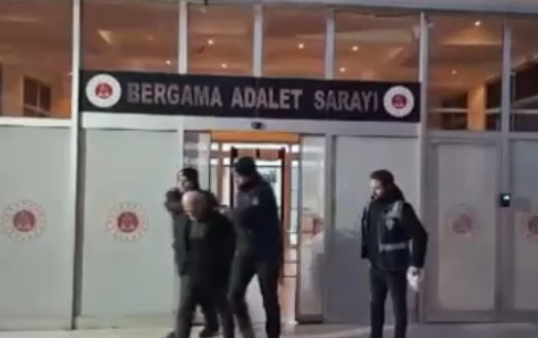 Foto - 73 yaşındaki dedenin şu yaptığına bakın! Kıskıvrak enselendi! Sende hiç utanma yok mu be adam
