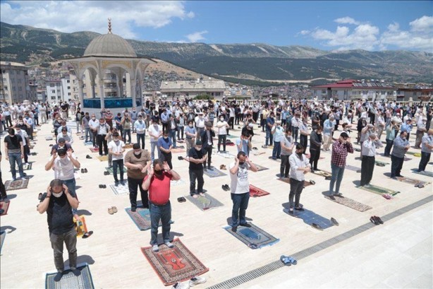 Foto - 74 gün sonra ilk Cuma namazı! Hutbede fetih vurgusu