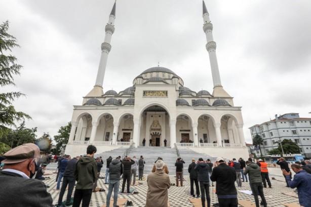 Foto - 74 gün sonra ilk Cuma namazı! Hutbede fetih vurgusu