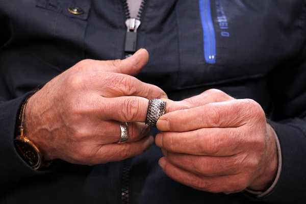 Foto - 75 yaşında aynı azimle çalışıyor! 57 yıllık yüksükle teknolojiye meydan okuyor