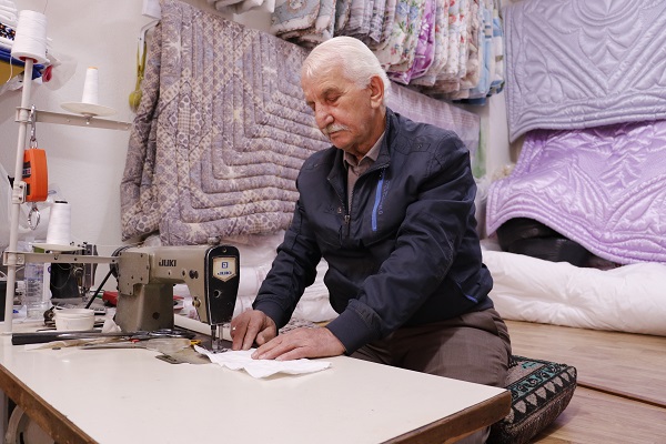 Foto - 75 yaşında aynı azimle çalışıyor! 57 yıllık yüksükle teknolojiye meydan okuyor