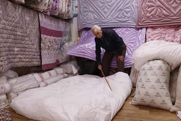 Foto - 75 yaşında aynı azimle çalışıyor! 57 yıllık yüksükle teknolojiye meydan okuyor