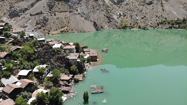 Foto - 75 yaşındaki kadın mahsur kaldı! Baraj suları evinin etrafını sardı