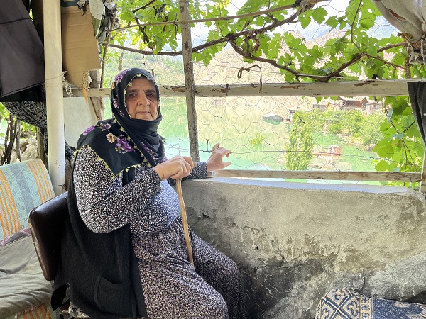 Foto - 75 yaşındaki kadın mahsur kaldı! Baraj suları evinin etrafını sardı