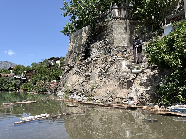 Foto - 75 yaşındaki kadın mahsur kaldı! Baraj suları evinin etrafını sardı