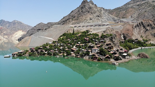 Foto - 75 yaşındaki kadın mahsur kaldı! Baraj suları evinin etrafını sardı