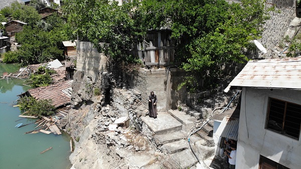 Foto - 75 yaşındaki kadın mahsur kaldı! Baraj suları evinin etrafını sardı