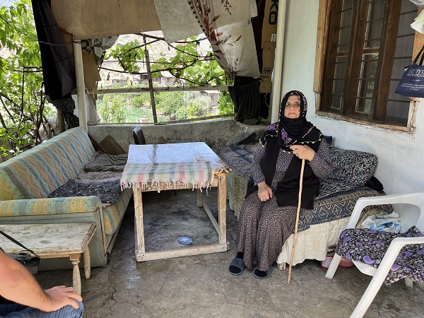 Foto - 75 yaşındaki kadın mahsur kaldı! Baraj suları evinin etrafını sardı