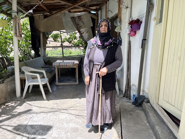 Foto - 75 yaşındaki kadın mahsur kaldı! Baraj suları evinin etrafını sardı