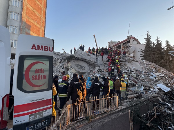 Foto - 76 saat sonra gelen o haber! Bir aile böyle kurtuldu