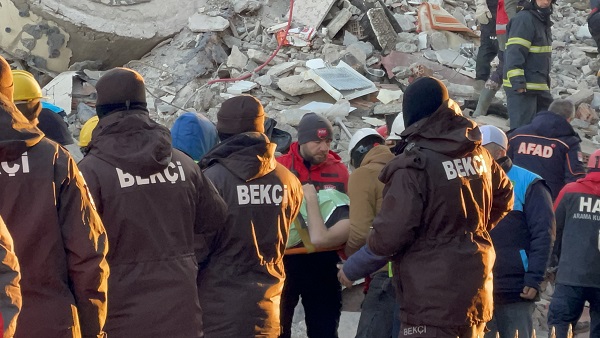 Foto - 76 saat sonra gelen o haber! Bir aile böyle kurtuldu