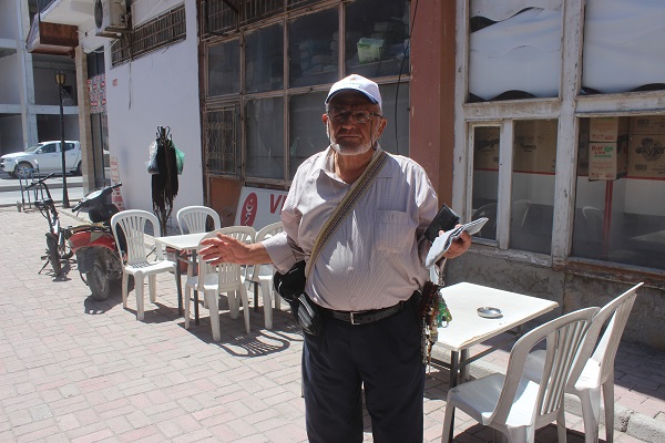 Foto - 77 yaşında 53 yıldır bu işi yapıyor! Ekmeğini kazanmak için kilometrelerce yürüyor