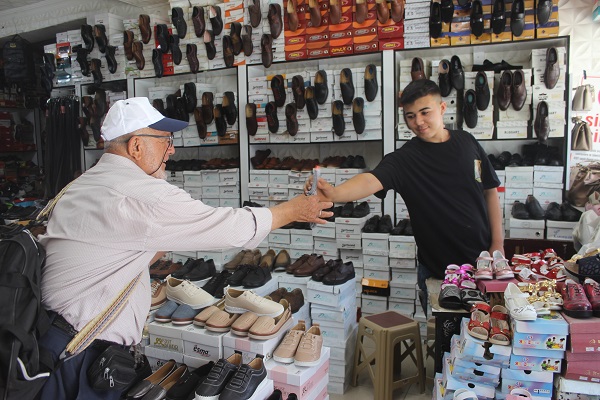 Foto - 77 yaşında 53 yıldır bu işi yapıyor! Ekmeğini kazanmak için kilometrelerce yürüyor