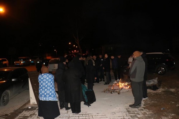 Foto - 78 kişiye mezar olmuştu... Depremzedeler orada toplanıp nöbet tuttu