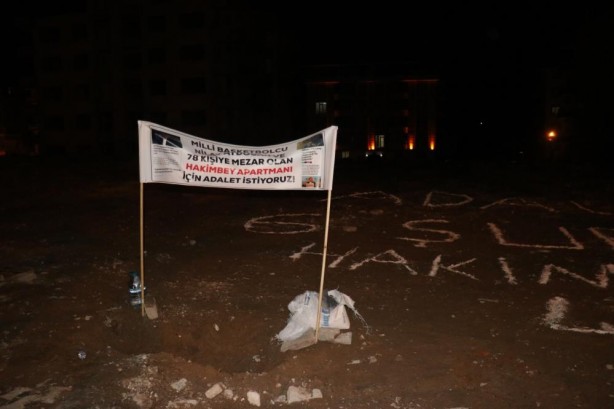 Foto - 78 kişiye mezar olmuştu... Depremzedeler orada toplanıp nöbet tuttu