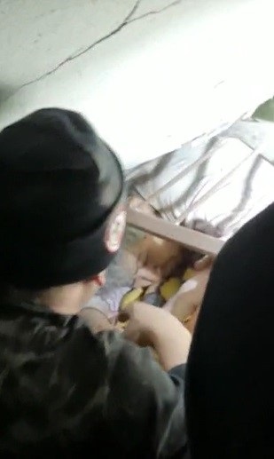 Foto - 78 yaşındaki Nazmiye Teyze enkazdan çıkarıldı