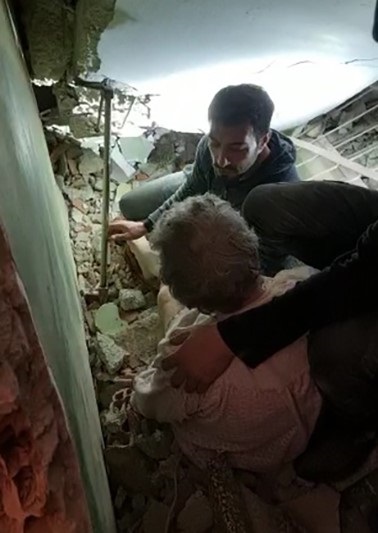 Foto - 78 yaşındaki Nazmiye Teyze enkazdan çıkarıldı