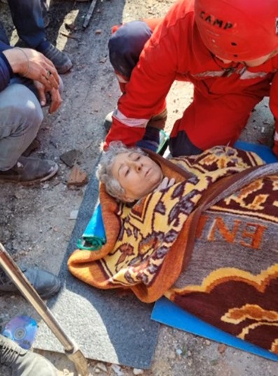 Foto - 78 yaşındaki Nazmiye Teyze enkazdan çıkarıldı