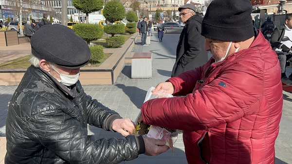 Foto - 79 yaşında ekmeğini böyle çıkarıyor