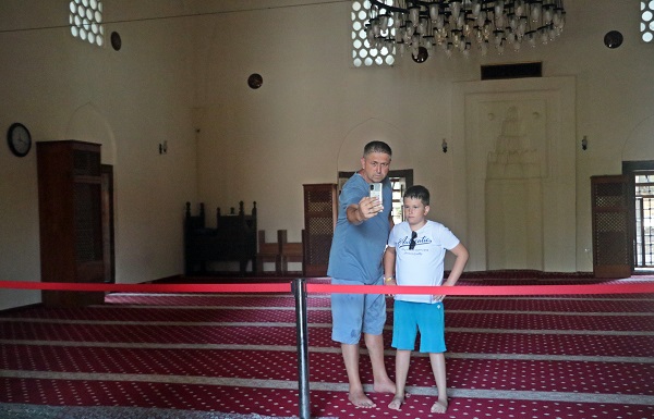 Foto - 793 yıllık cami turist akınına uğruyor
