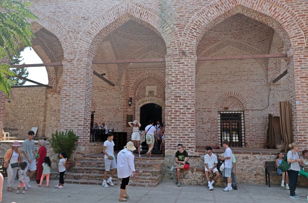 Foto - 793 yıllık cami turist akınına uğruyor