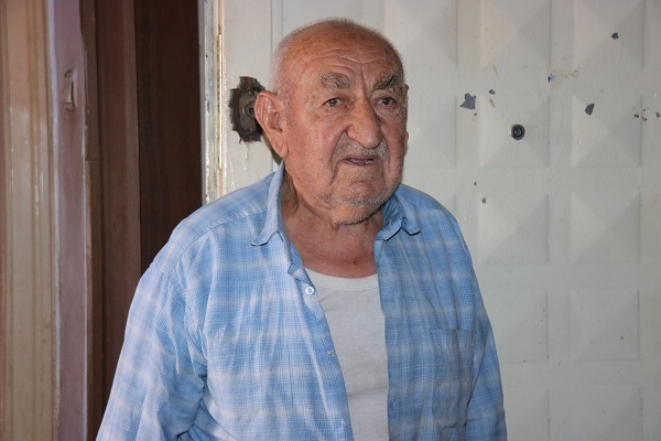 Foto - 8 katlı apartmanda tek başına yaşıyor! 95 yaşındaki Fuat Dede o binayı terk etmiyor