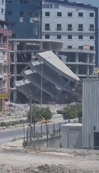 Foto - 8 katlı bina 2 hamleyle yıkıldı