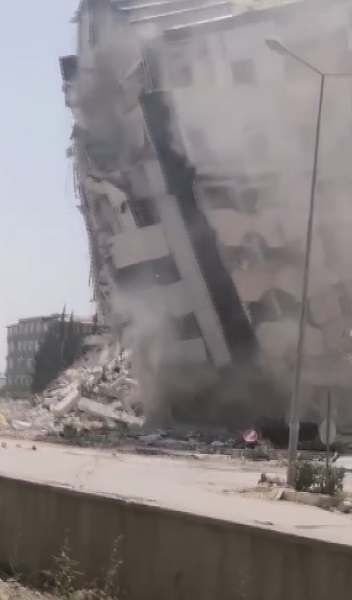 Foto - 8 katlı bina 2 hamleyle yıkıldı