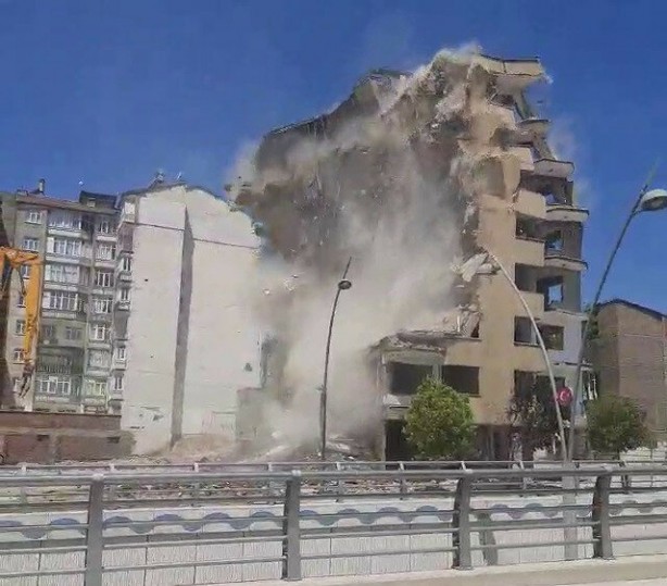 Foto - 8 katlı bina korna sesi ile yıkıldı