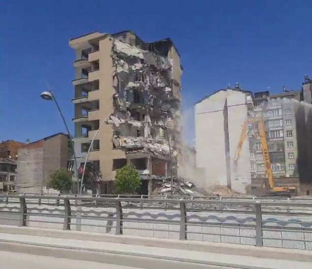 Foto - 8 katlı bina korna sesi ile yıkıldı