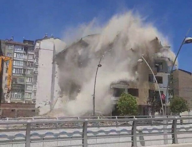 8 katlı bina korna sesi ile yıkıldı