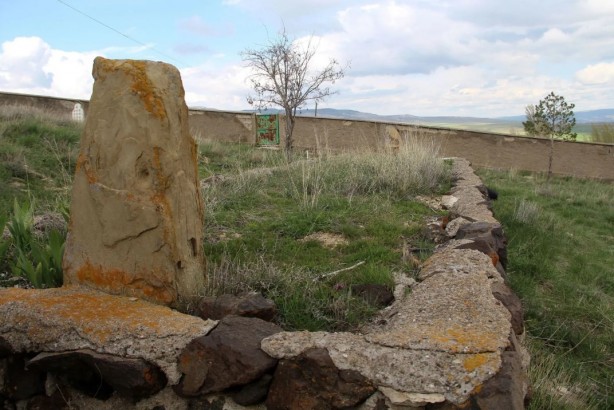 8 metrelik gizemli mezar! "Kalkıp namaz kılıyor"